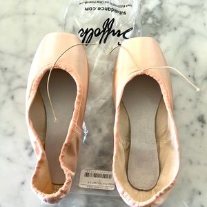 NWT unworn Suffolk Pointe Shoes, Stellar model